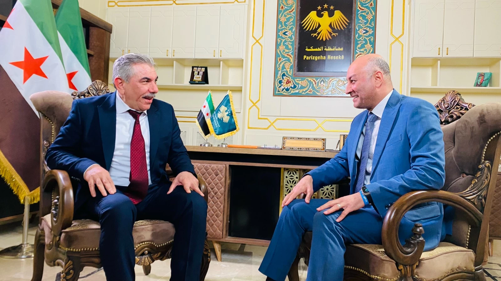 محافظ الحسكة متحدثا للزميل عبد الله الغضوي.(عكاظ)