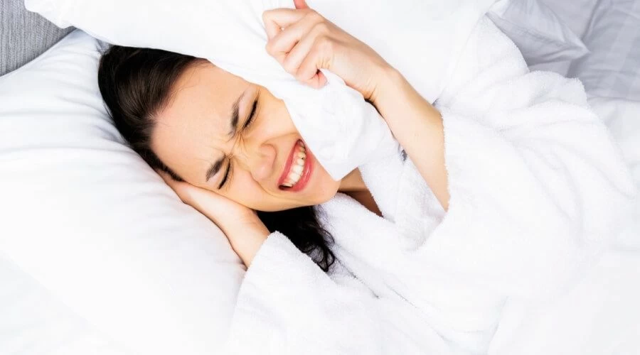 خبراء يحذرون: 5 عادات يومية تربك النوم