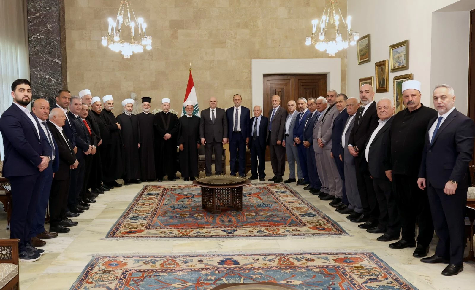 الرئيس عون مستقبلاً وفداً من حاصبيا والعرقوب. 