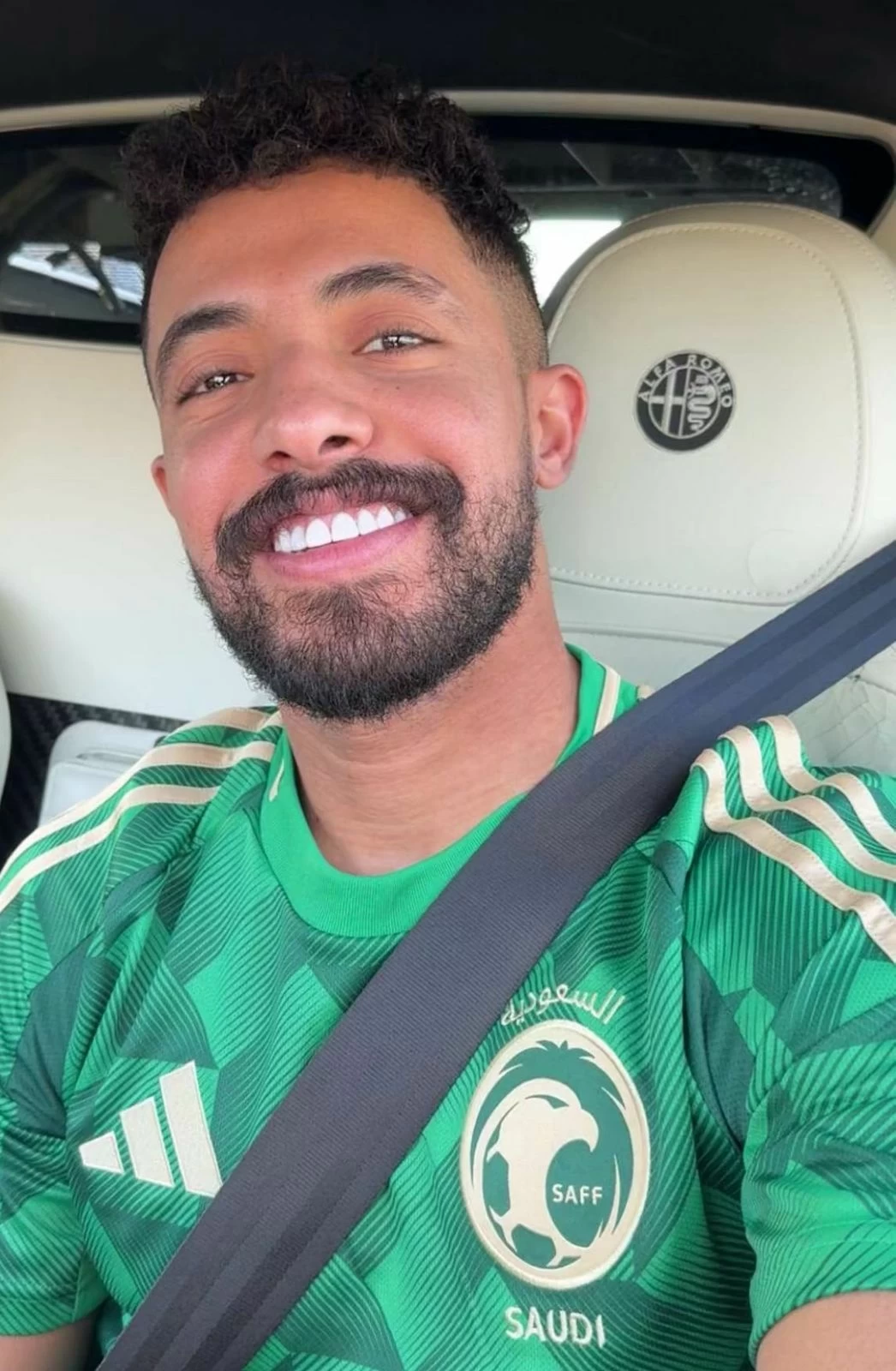 قائد فريق الخلود هتان باهبري بقيمص المنتخب السعودي في مناسبة سابقة