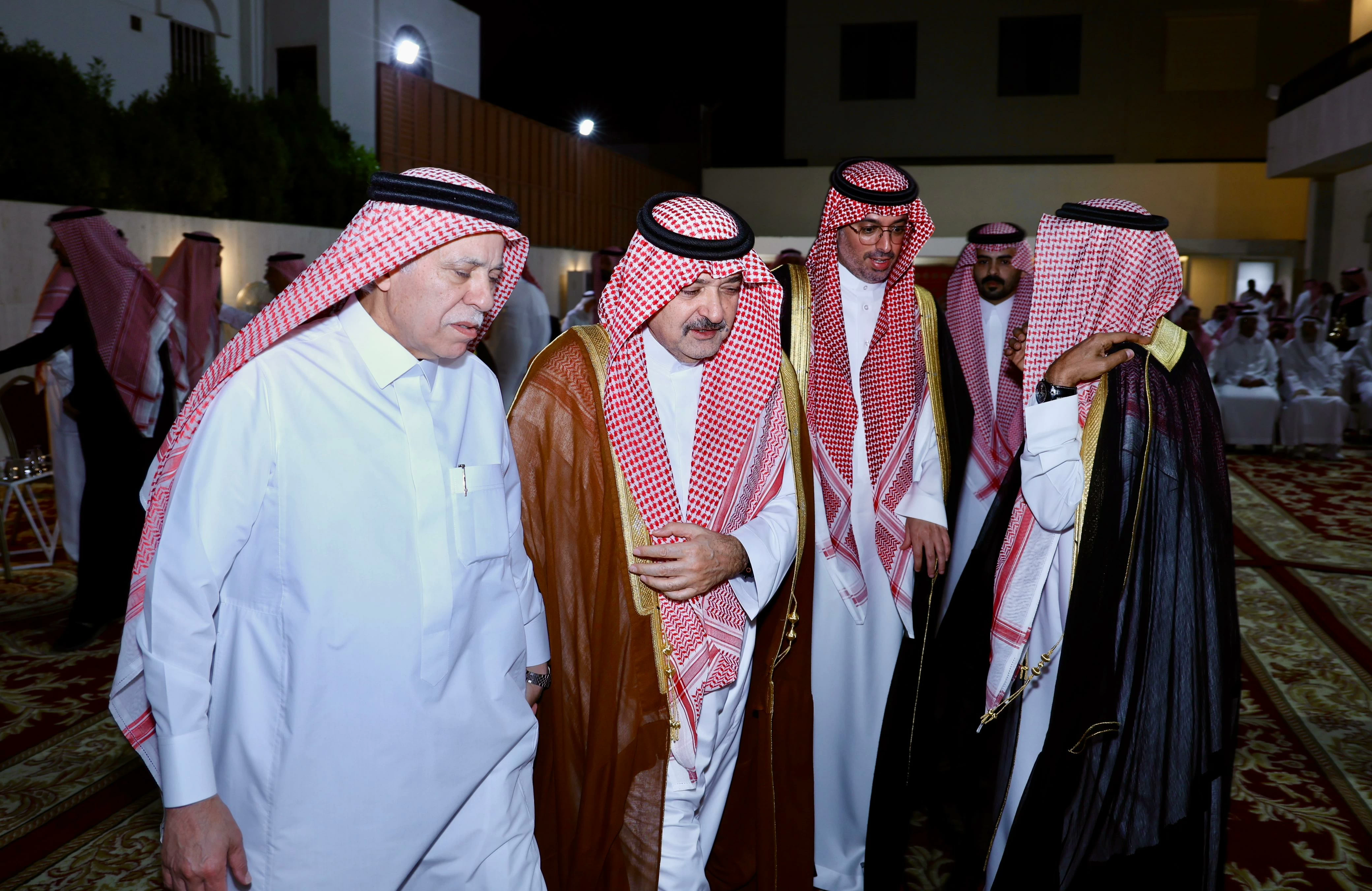 الأمير مشعل بن ماجد والأمير سعود بن جلوي يعزيان ماجد القصبي. (تصوير :عبدالسلام السلمي) 