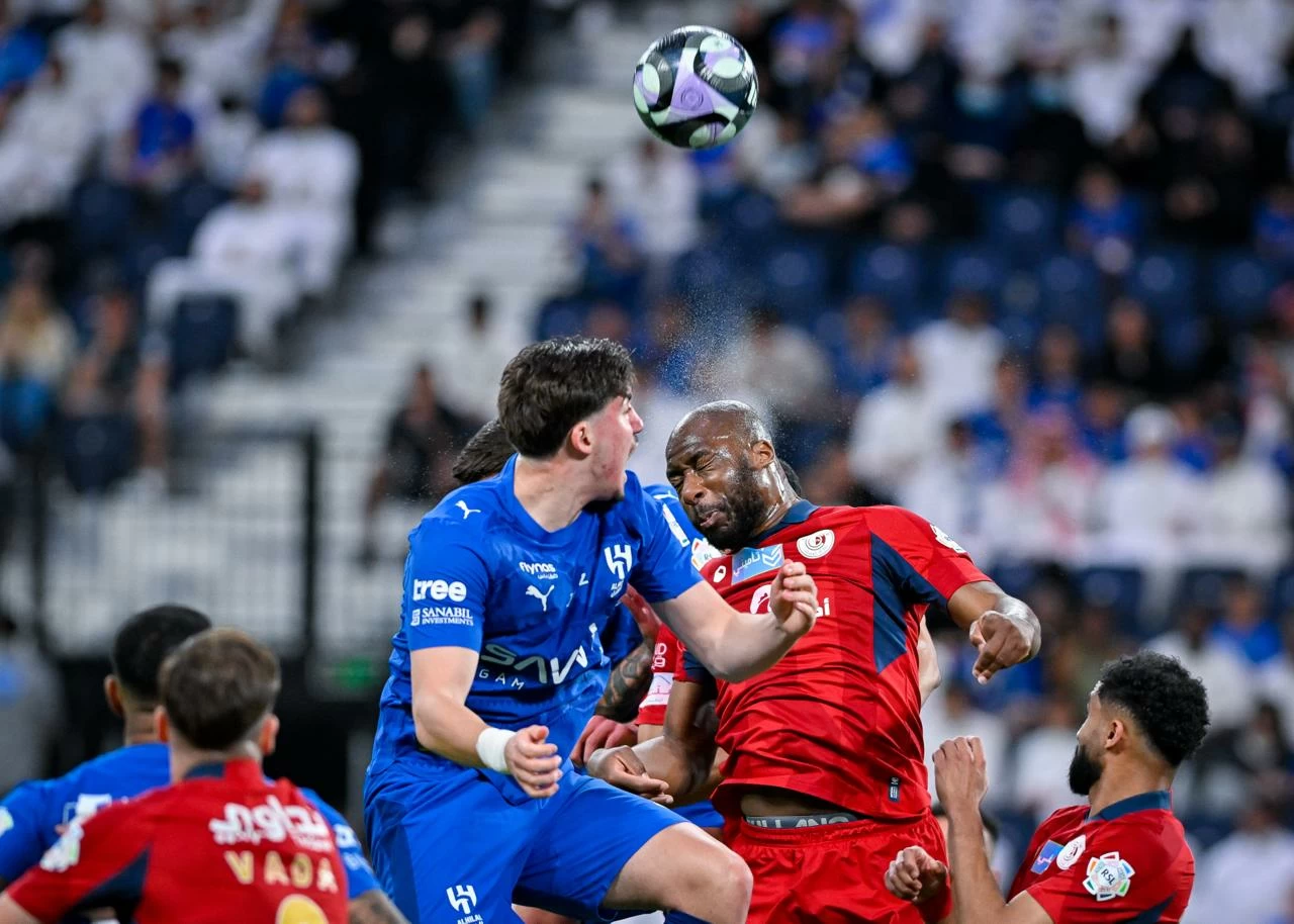 الهلال يخطف نقاط ضمك ويقترب من «النصر»