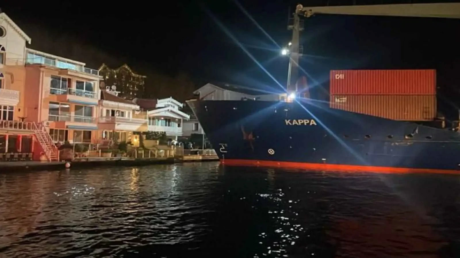 توقفت السفينة قبل أن تصطدم مباشرة بالقصر، إلا أن الحادث تسبب في أضرار محدودة بسور المبنى وباحته من الجهة المطلة على المضيق.