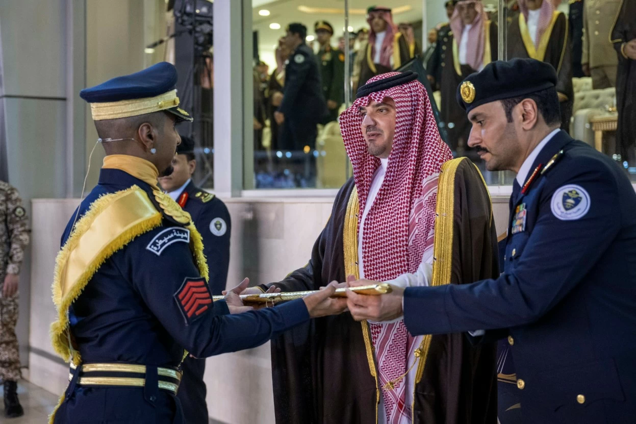 الأمير عبدالعزيز بن سعود يرعى حفل تخريج 1662 طالباً من كلية الملك فهد الأمنية