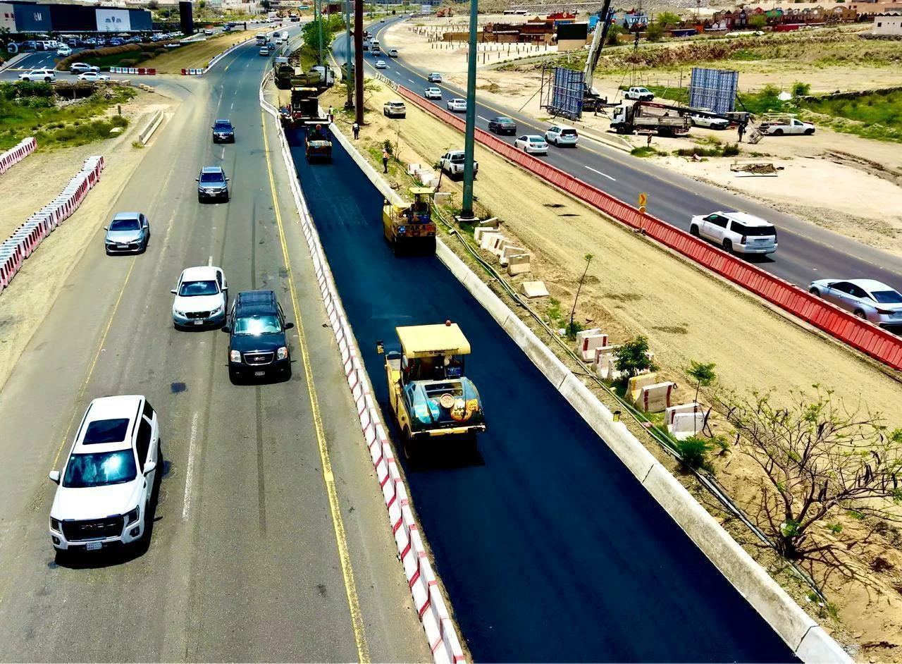 عسير: استكمال مشروع أنسنة وتأهيل طريق الأمير منصور بن مقرن