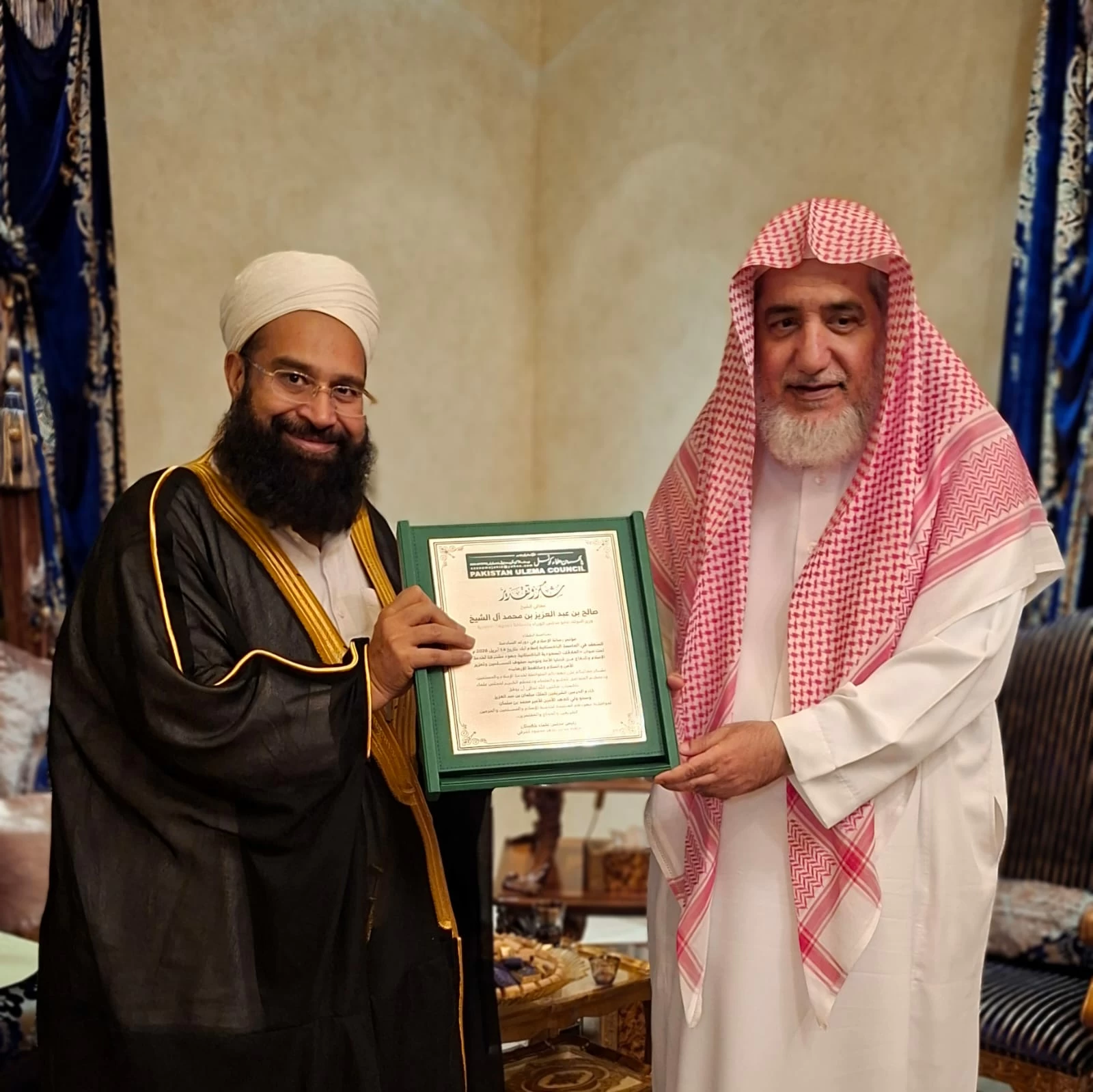 السعوديه – طاهر أشرفي يكرم صالح آل الشيخ لدعمه مؤتمر “رسالة الإسلام” – أخبار السعودية السعوديه – طاهر أشرفي يكرم صالح آل الشيخ لدعمه مؤتمر “رسالة الإسلام” – أخبار السعودية