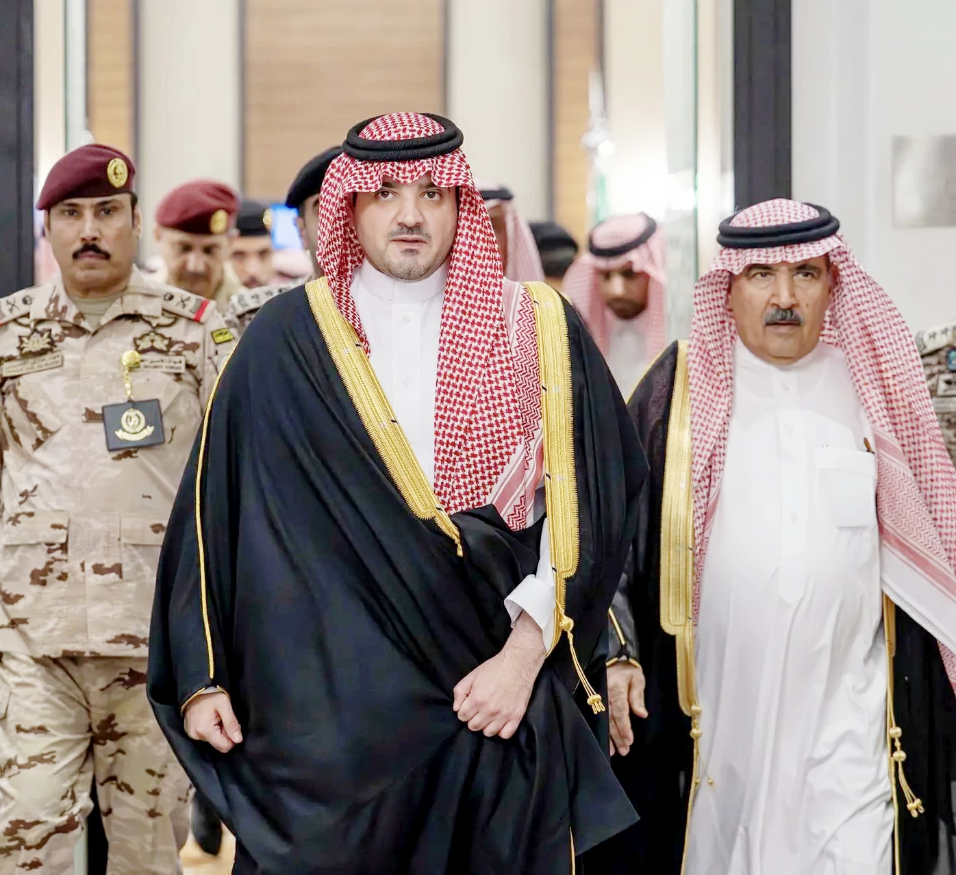 
وزير الداخلية خلال جولته على قوات الأمن الخاصة. (عكاظ) 