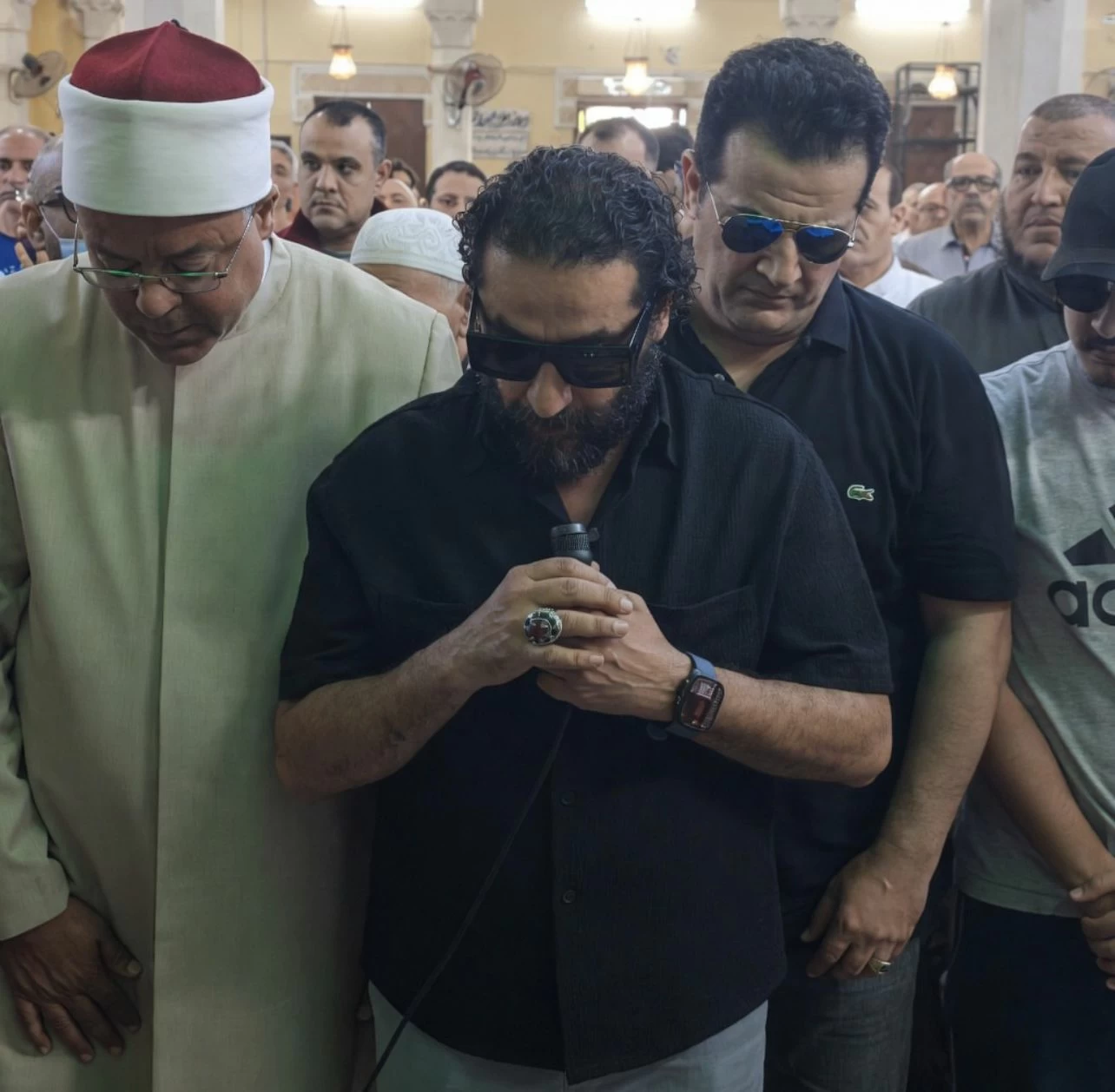 الوداع الأخير.. أبرز مشاهد جنازة والدة أحمد حلمي