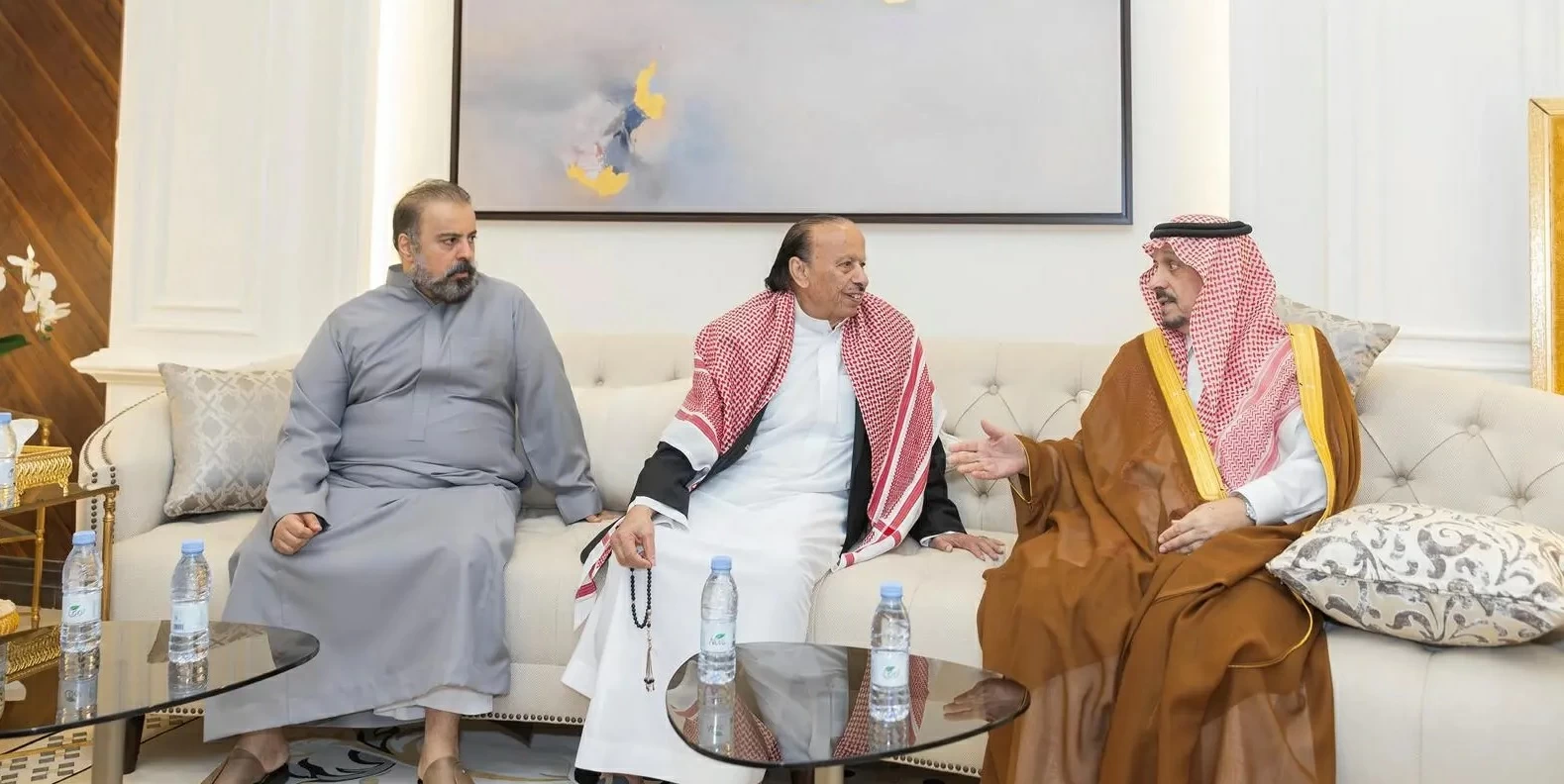 أمير الرياض ونائبه ينقلان تعازي القيادة إلى ذوي الرئيس اليمني السابق