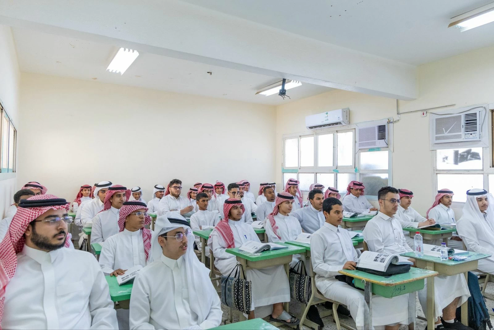 عاجل | قبل 12 يوماً من انطلاق الاختبارات.. 6 ملايين طالب يعودون للمدارس 