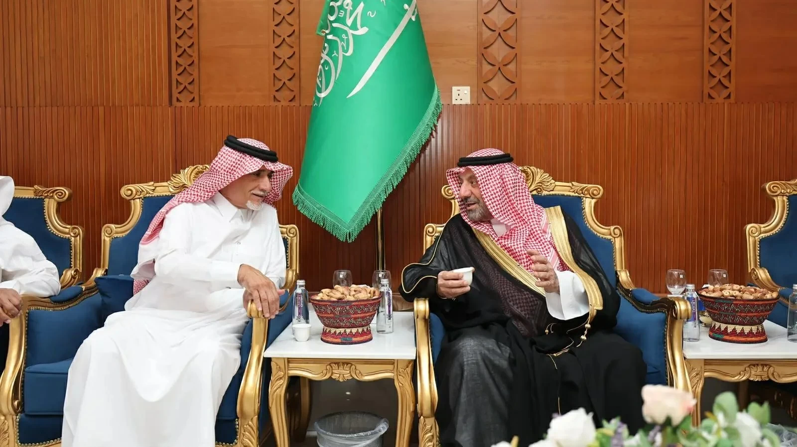 أمير نجران يواسي أبوساق في وفاة شقيقه