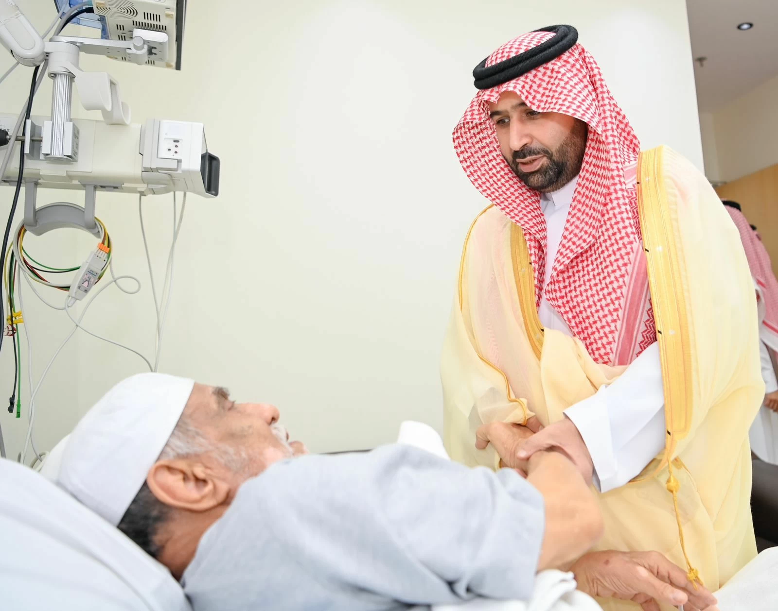 أمير جازان ونائبه يزوران شيخ شمل محافظة ضمد للاطمئنان على صح