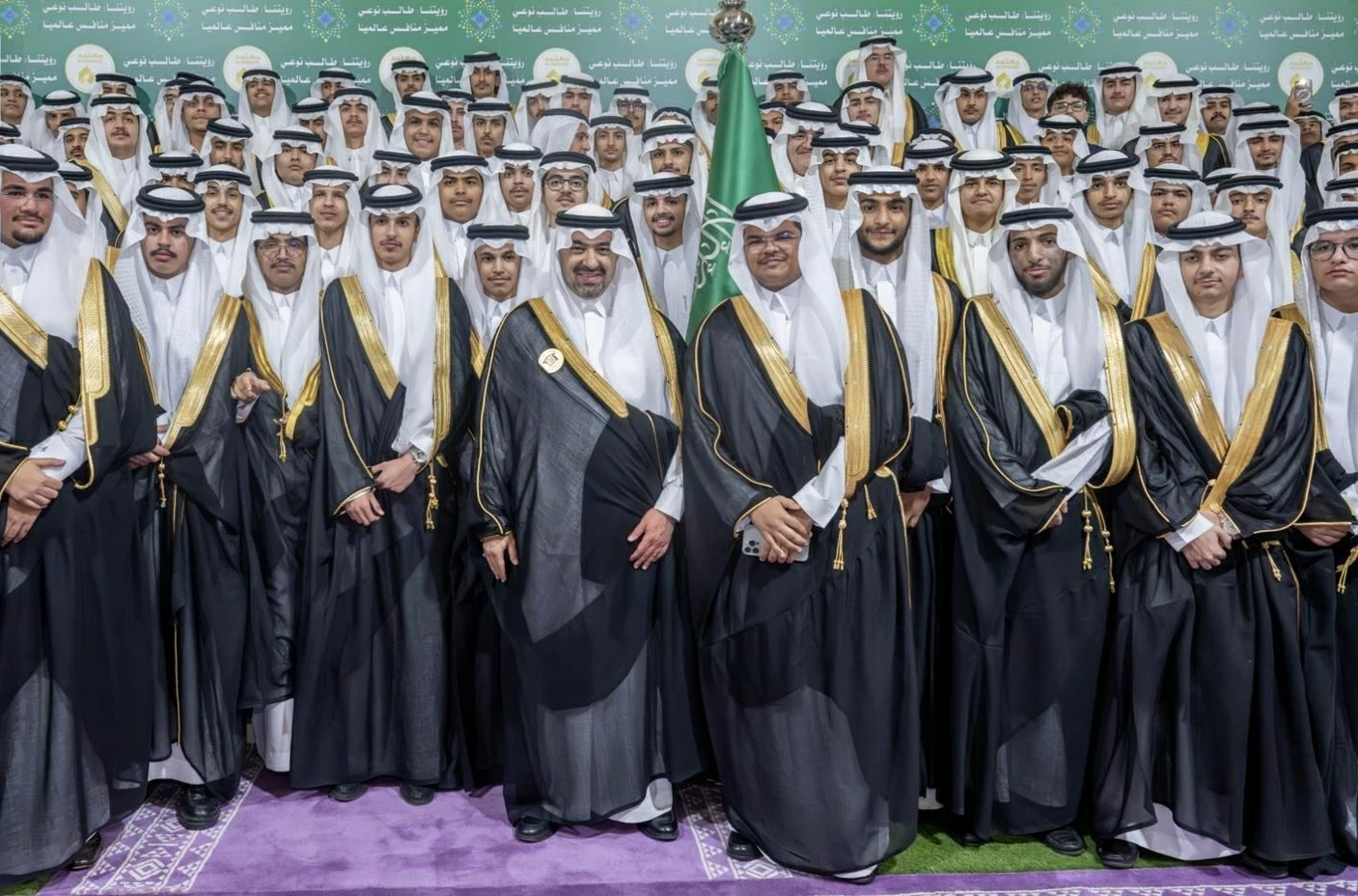 نائب أمير تبوك يكرّم خريجي مدارس الملك عبدالعزيز النموذجية