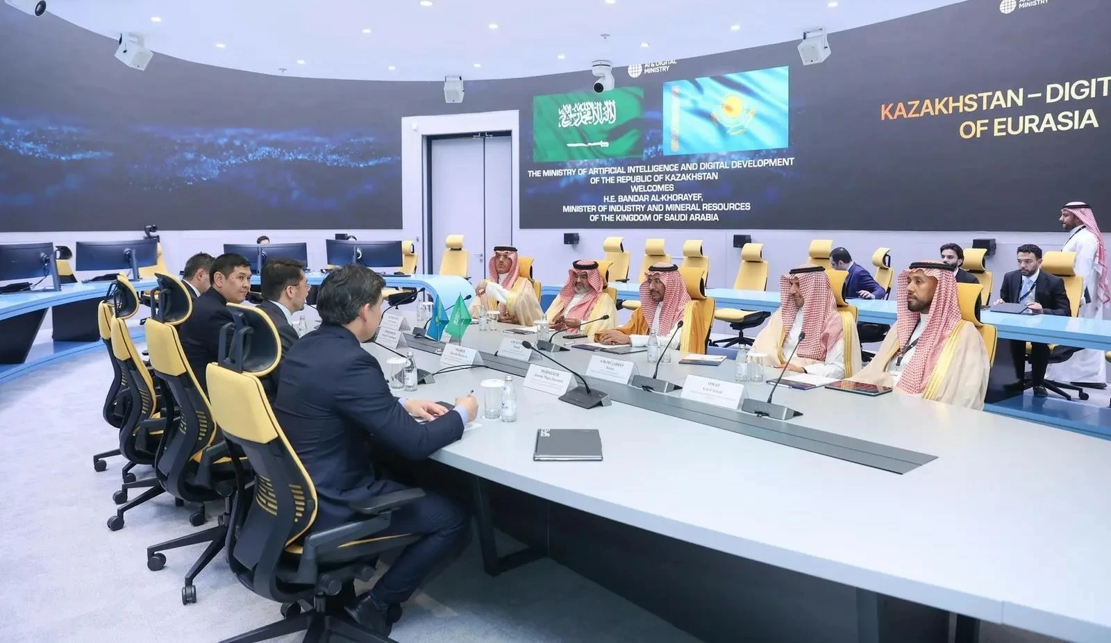 الخريّف يبحث في أستانا تعزيز التعاون مع كازاخستان