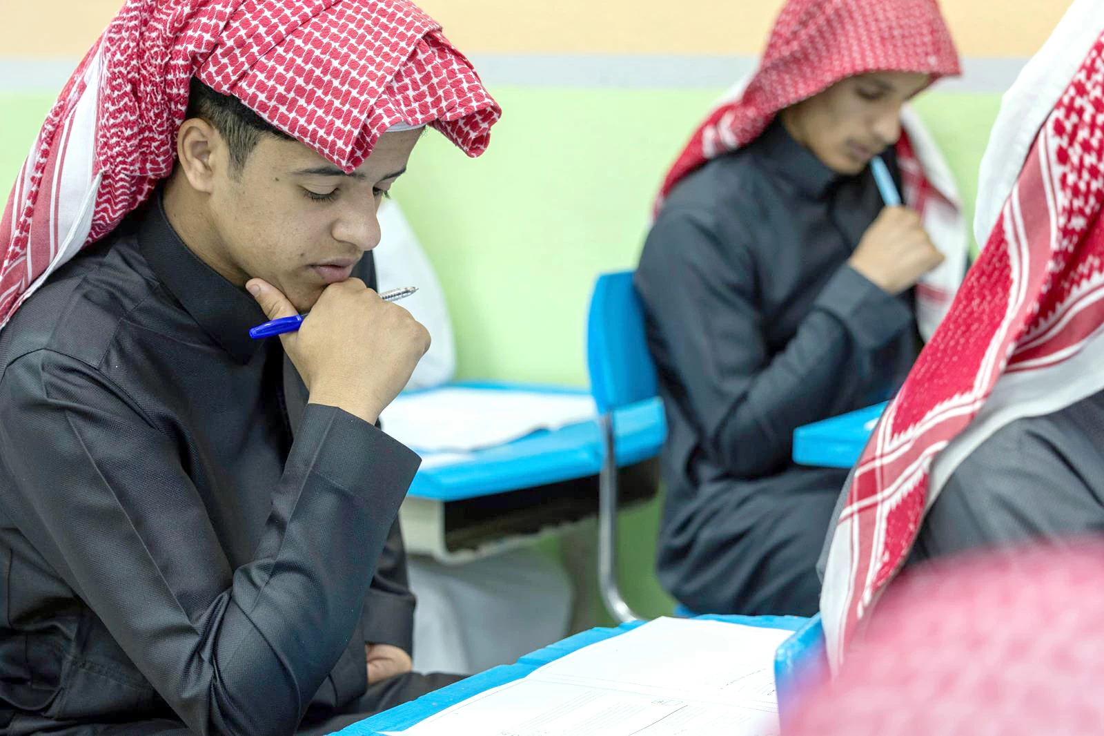 الاختبارات تنطلق اليوم.. الطلاب بين همّ الاستذكار ومباريات «المونديال»!