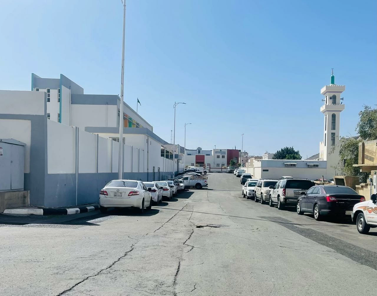 
طريق يمتد داخل الحي بدون مطبات صناعية يشجع قائدي المركبات للقيادة بتهور. (عكاظ)  