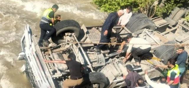  نجحت فرق الإنقاذ في انتشال شخصين من وسط المياه وصراعهما مع الموت ليُكتب لهما عمر جديد.