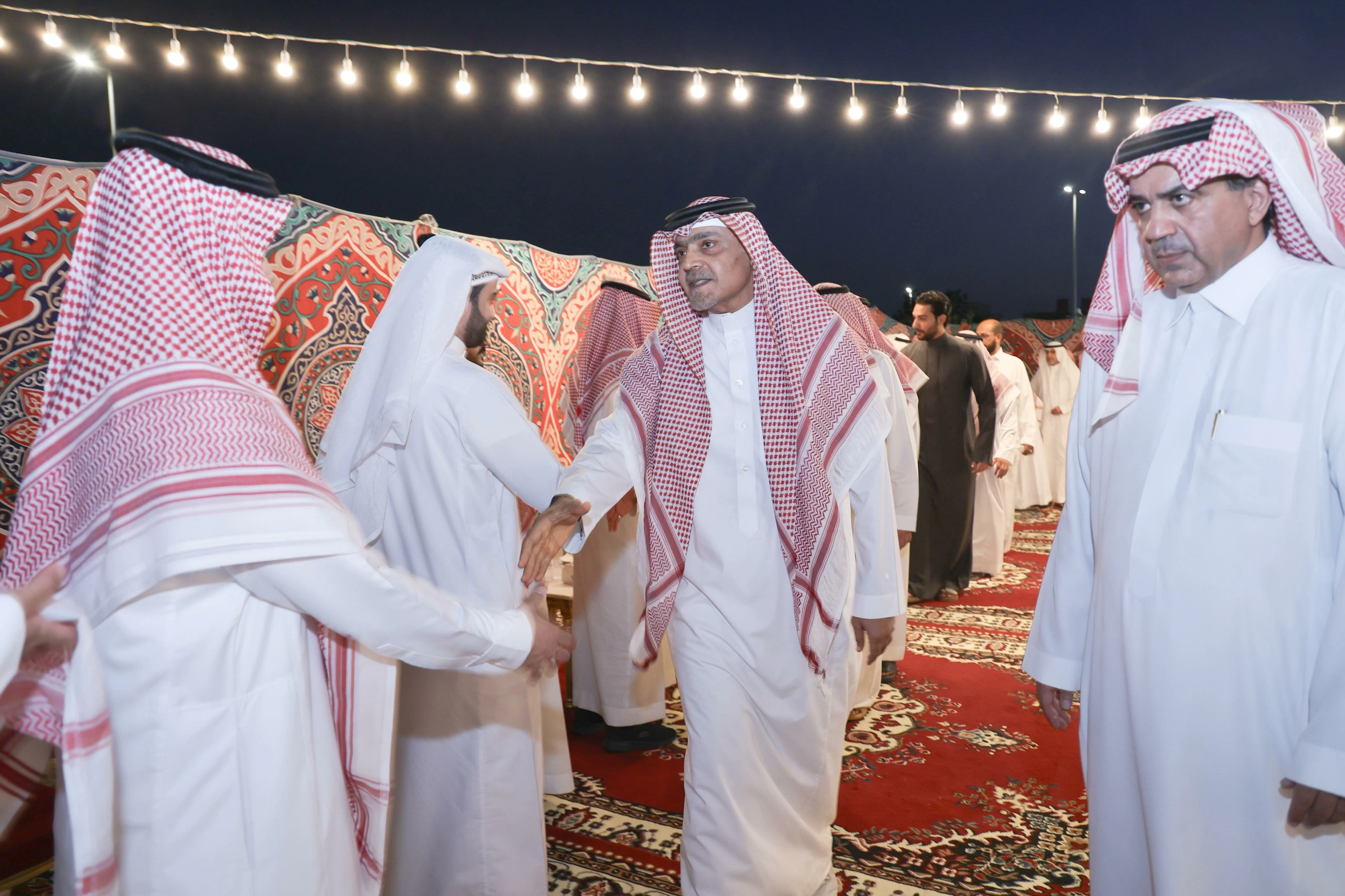 أمراء ومسؤولون يواسون أسرة الحسون في فقيدهم أحمد