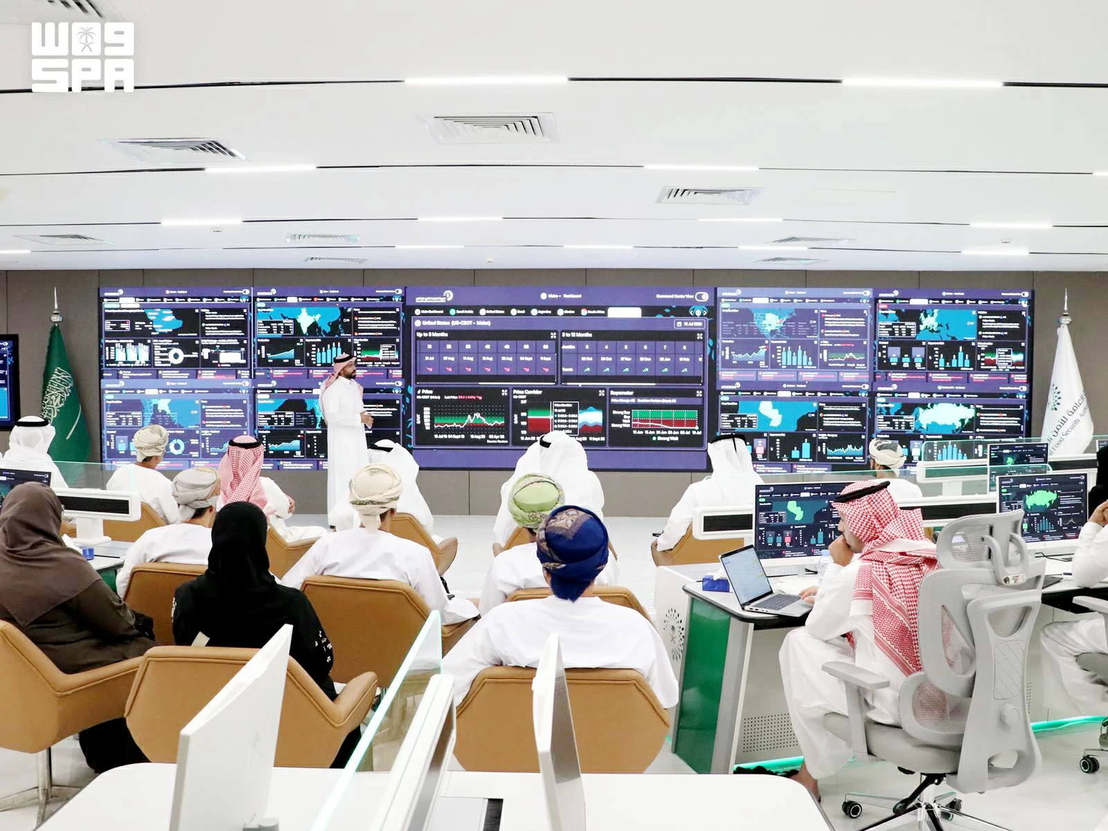 
أعضاء اللجنة لدول الخليج خلال اطلاعهم على دور مركز الإنذار المبكر بالمملكة. (واس) 