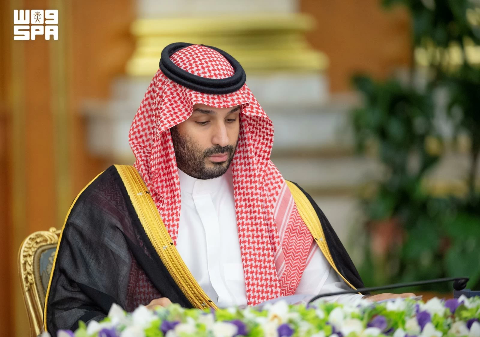 ولي العهد رئيس مجلس الوزراء الأمير محمد بن سلمان بن عبدالعزيز، لدى ترؤوسه الجلسة التي عقدها مجلس الوزراء، اليوم، في جدة. (واس)