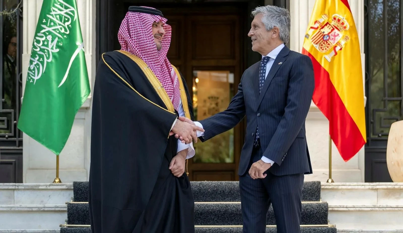 وزير الداخلية ونظيره الإسباني يبحثان التعاون الأمني ويوقّعان وثيقة التدريب الشاملة