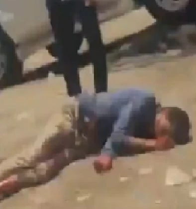 بائع الآيسكريم على الأرض بعد مقتله.