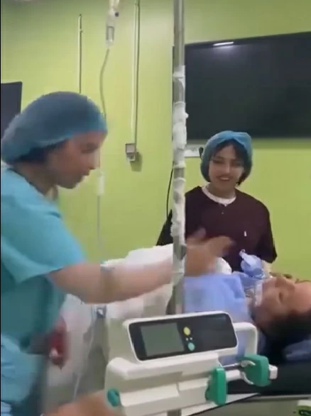 سخرية وصعق وضرب.. ممرضة عربية تثير الجدل باعتدائها على مريضة تحت التخدير