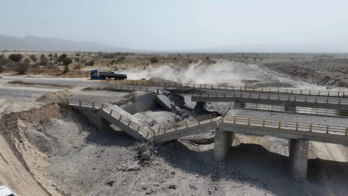 جسر متضرر بمحافظة هرمزغان جنوبي إيران عقب غارات أمرdكية. 