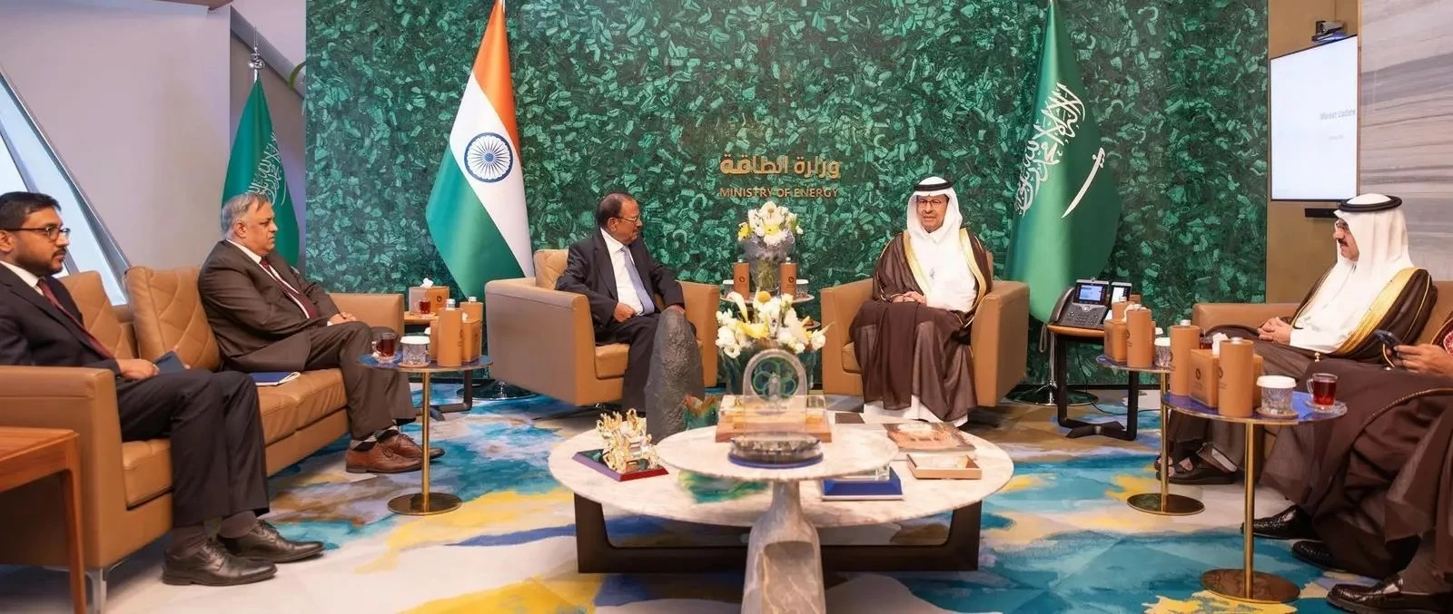 الأمير عبدالعزيز بن سلمان ومستشار الأمن القومي الهندي يبحثان التعاون المشترك