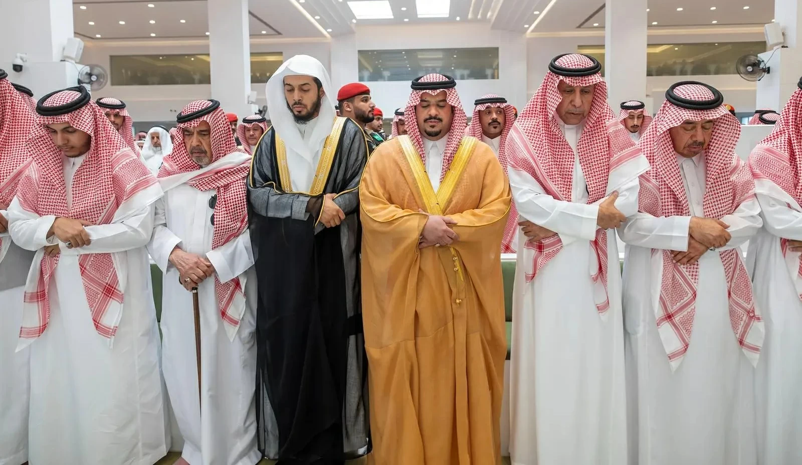 نائب أمير الرياض يؤدي صلاة الميت على سليمان العباد