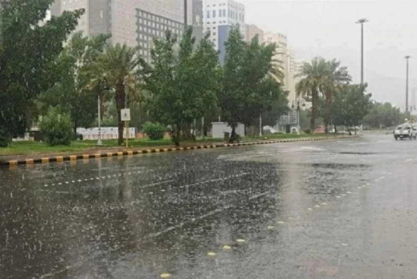 «الأرصاد»: أمطار رعدية ورياح مثيرة للغبار وحرارة شديدة على مناطق عدة