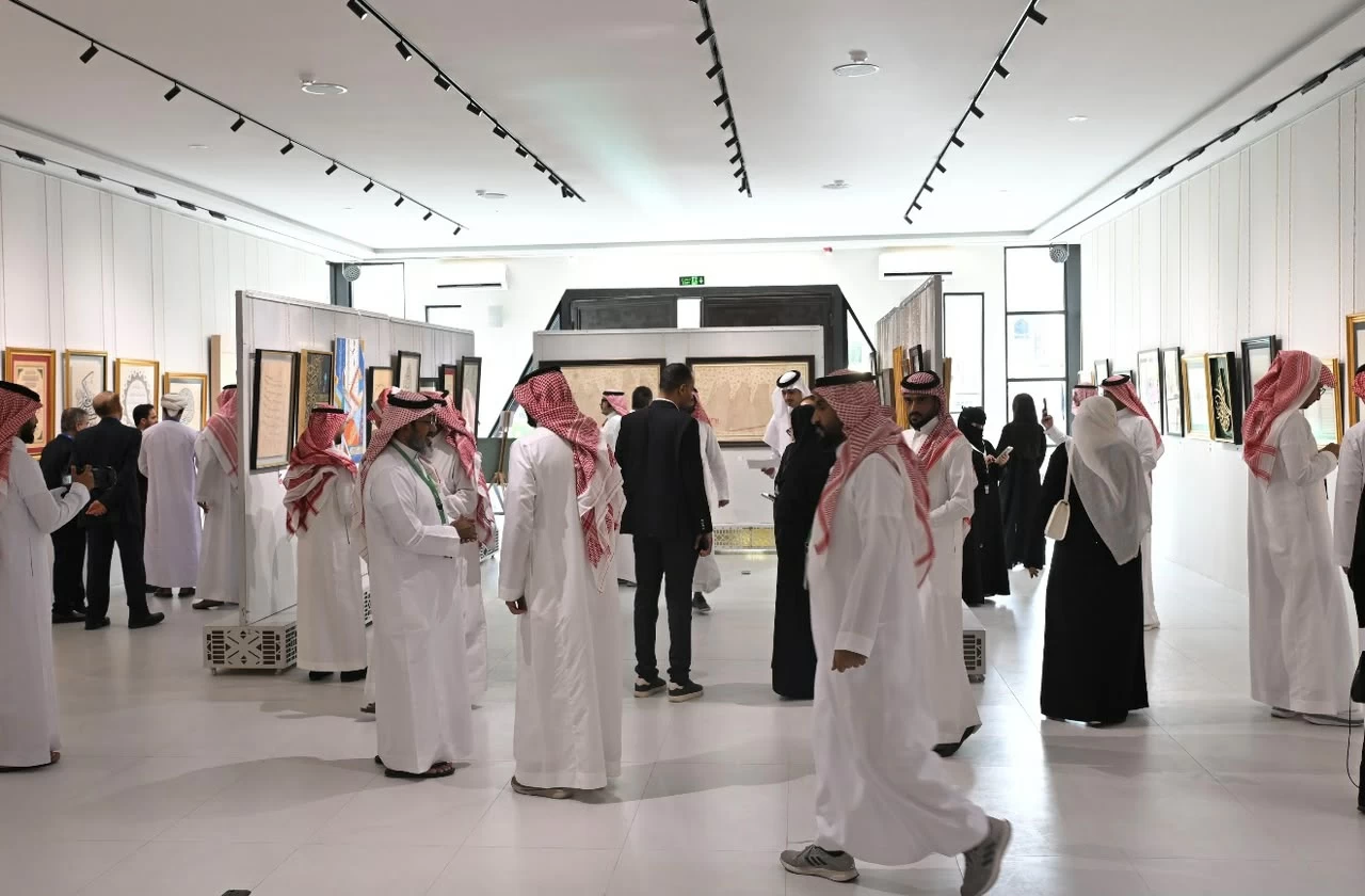 «عرش الحرف».. مقتنيات نادرة وإقبال ينعش فن الخط العربي
