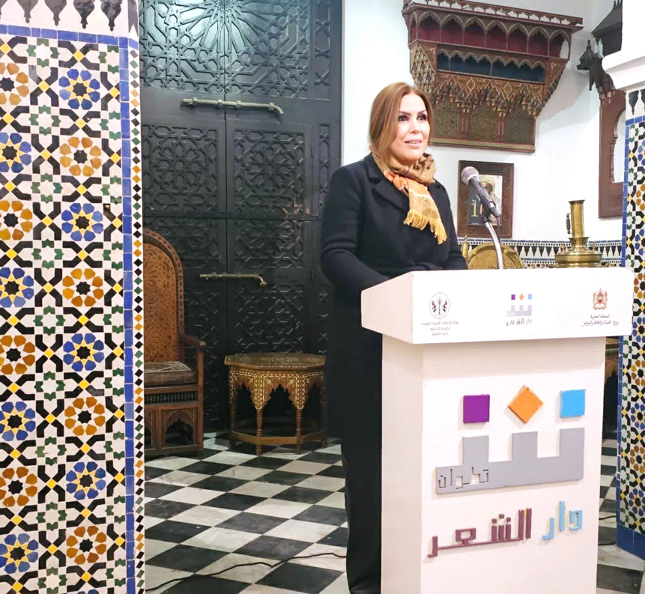 
نهى الخطيب تلقي قصائدها في أمسية شعرية. 