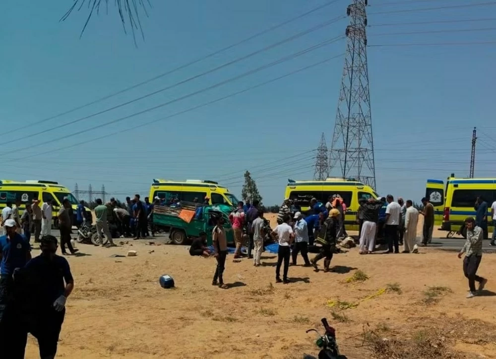 حادثة مروعة.. تصادم يقتل ويصيب 47 عاملاً في مصر
