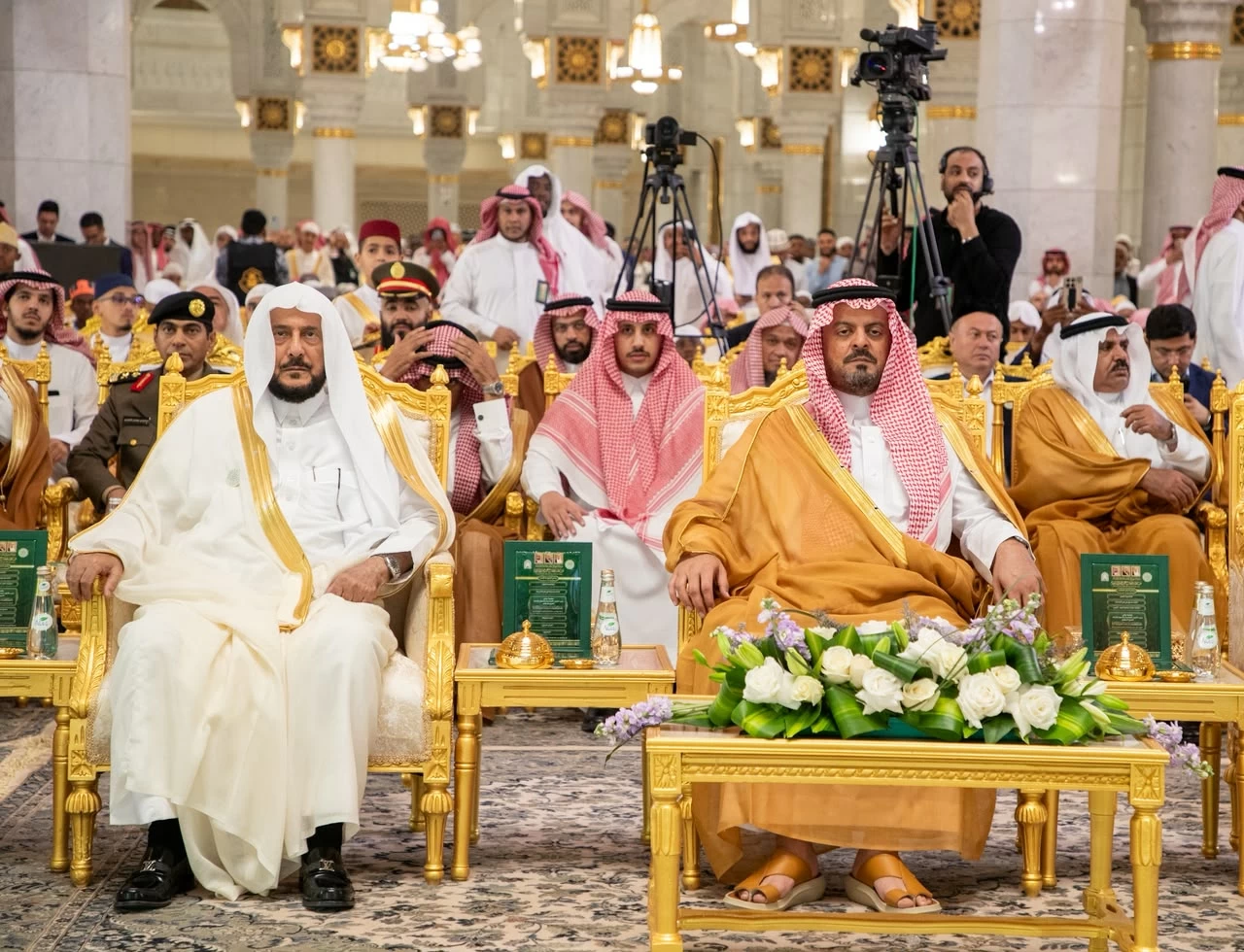  نائب أمير منطقة مكة المكرمة الأمير سعود بن مشعل بن عبدالعزيز، ووزير الشؤون الإسلامية والدعوة والإرشاد الشيخ الدكتور عبداللطيف بن عبدالعزيز آل الشيخ، خلال حضورهما الحفل. (متداولة). 