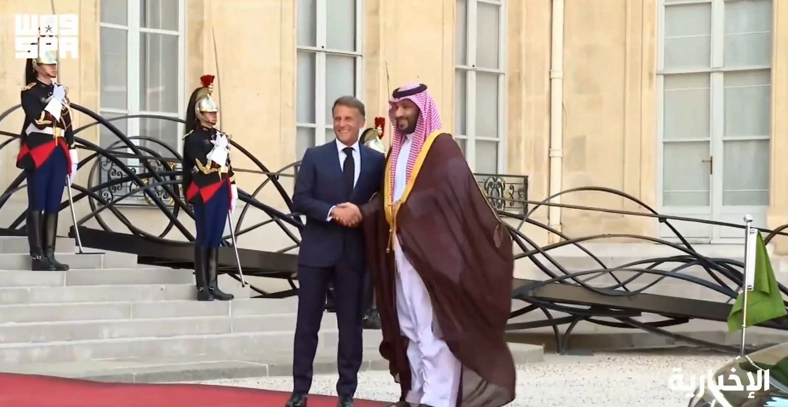 ولي العهد يصل إلى قصر الإليزيه في العاصمة باريس وفي مقدمة مستقبليه رئيس فرنسا. (الإخبارية)