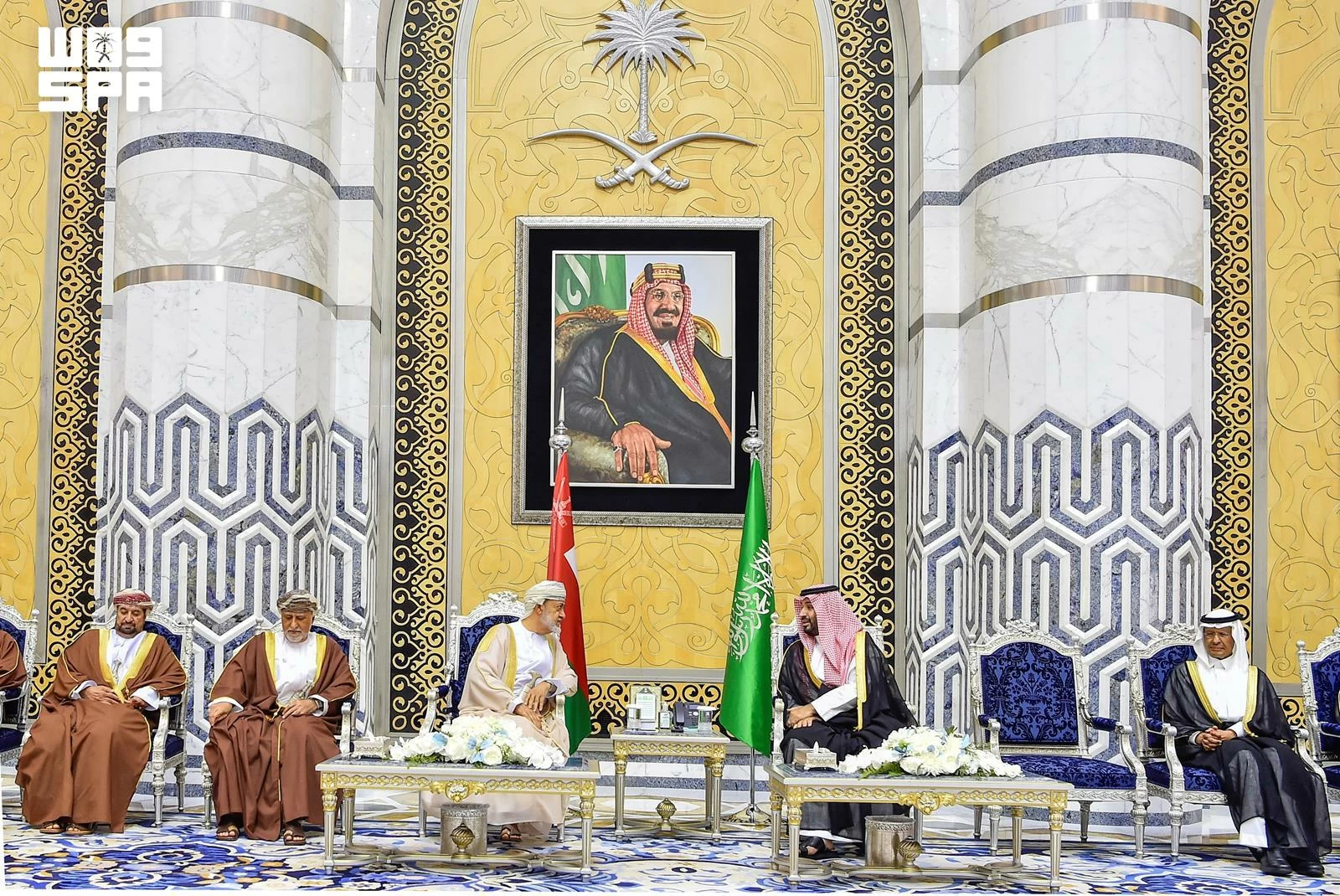 سلطان عُمان يصل إلى جدة وسمو ولي العهد في مقدمة مستقبليه
