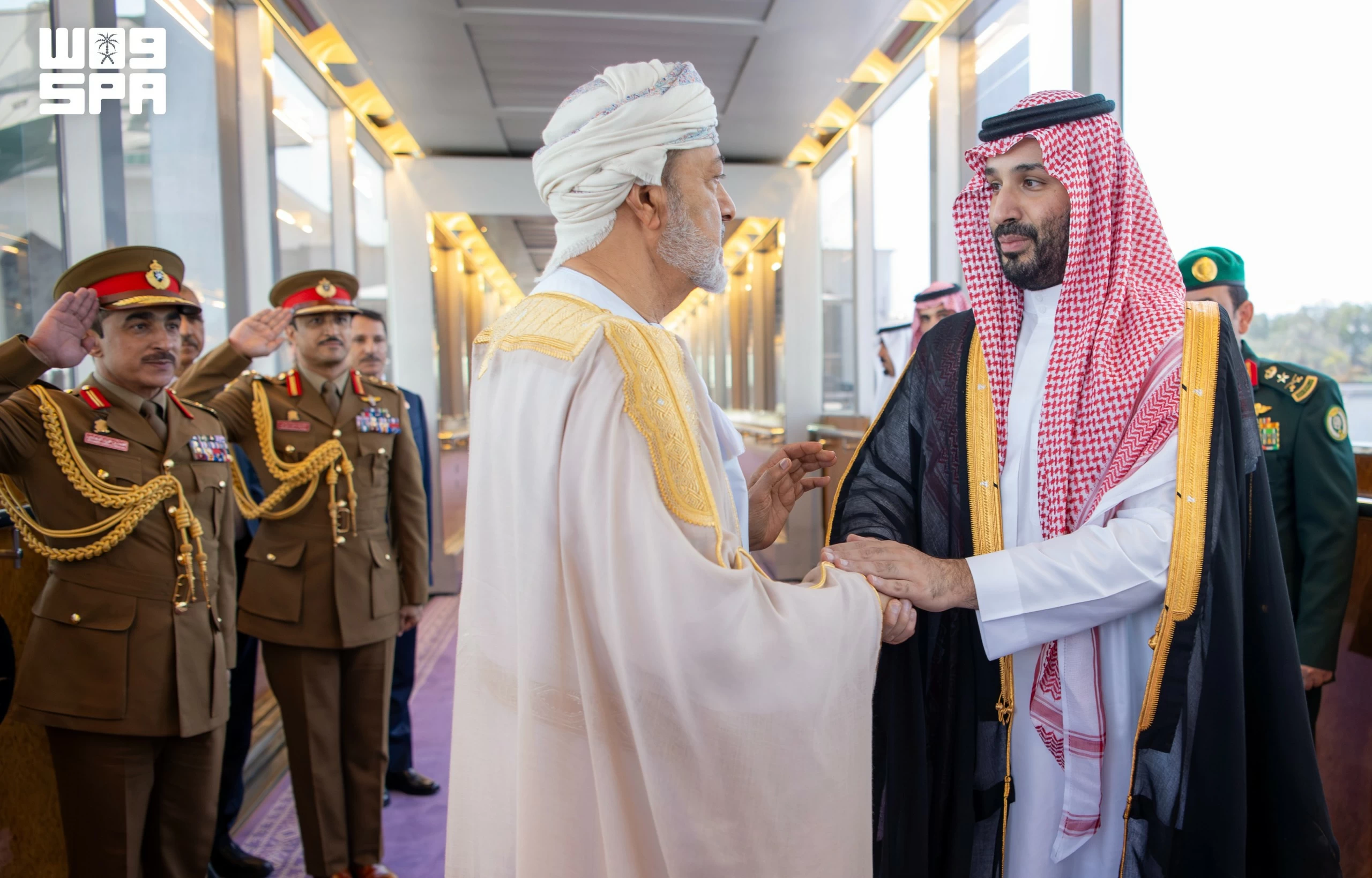 سلطان عُمان يغادر جدة وولي العهد في مقدمة مودعيه