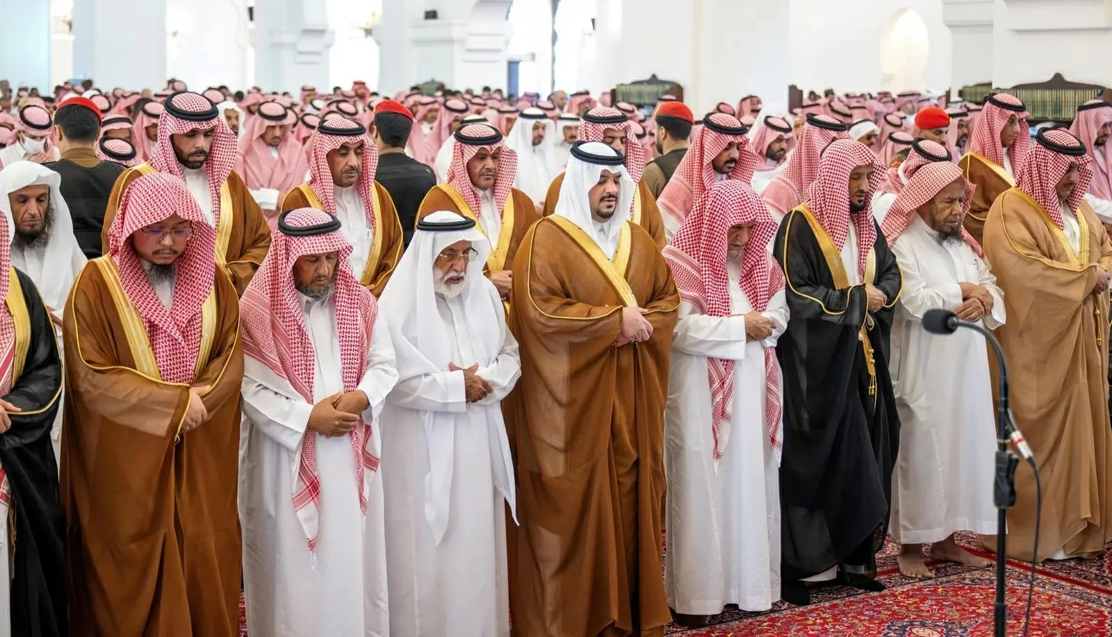 نائب أمير الرياض يؤدي صلاة الميت على سعد آل فريان