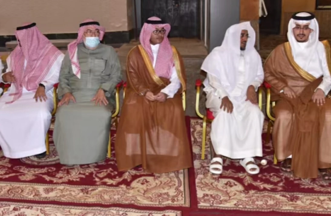 الأمير فيصل بن محمد مقدما واجب العزاء. 