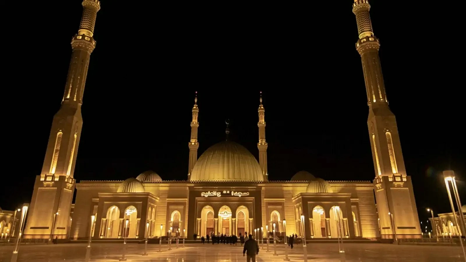 دعوات على شكل «مصحف» والرقص والعزف في «المسجد».. و «السوشيال ميديا» تغلي!