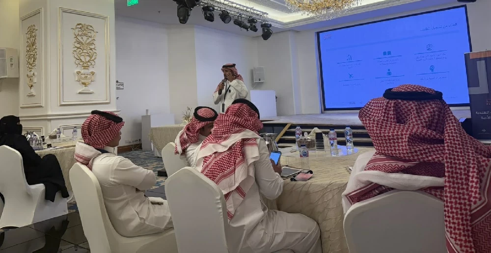 «ورشة الطائف» تستعيد قصيدة «الخمار الأسود» لتسويق التراث!