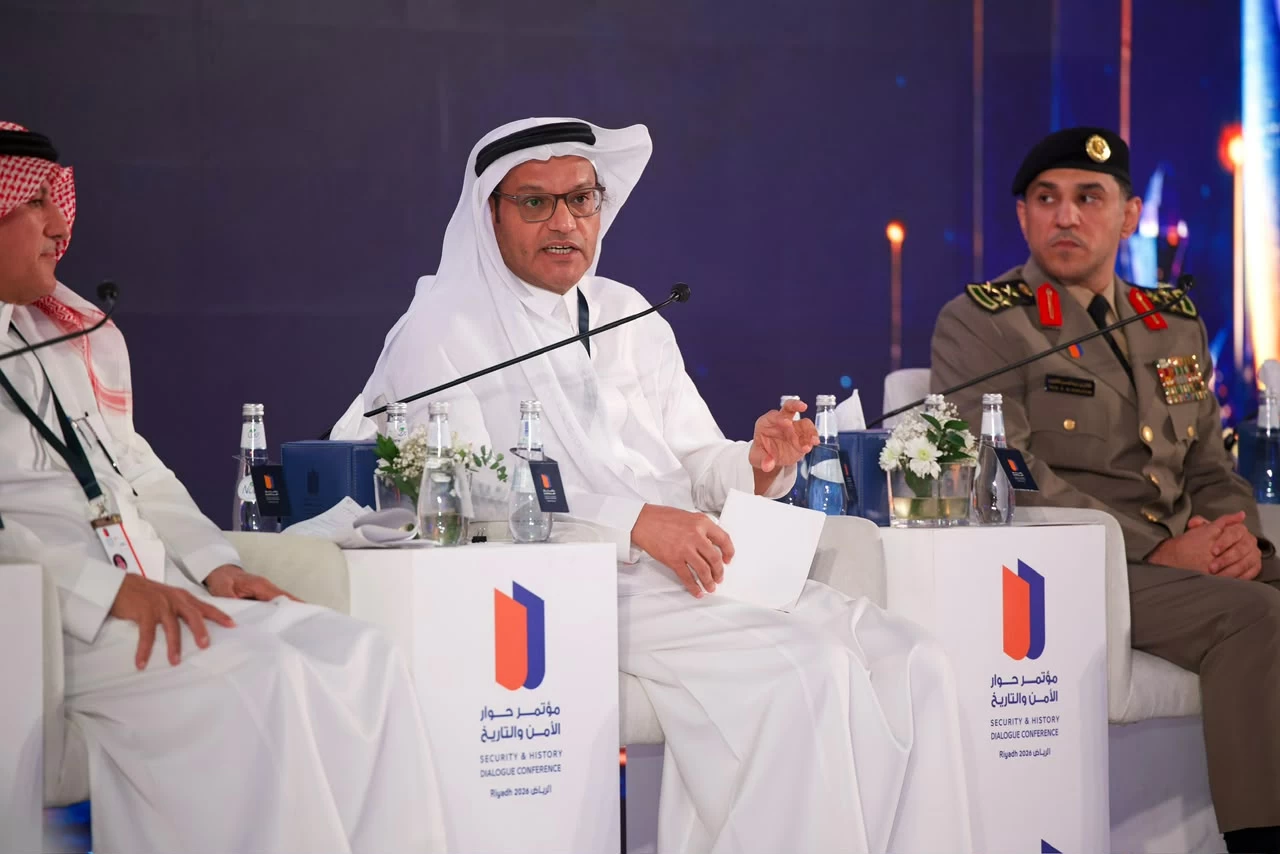 الزميل جميل الذيابي خلال كلمته في إحدى جلسات مؤتمر «حوار الأمن والتاريخ 2026».  تصوير: خالد العنزي @KhalidOkaz
