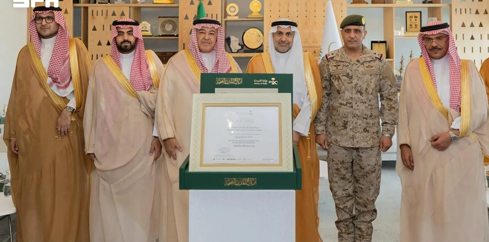 وزير الصحة فهد بن عبد الرحمن الجلاجل، خلال تسليمه اليوم، مساعد وزير الدفاع للشؤون التنفيذية الدكتور خالد بن حسين البياري، ومسؤولي وممثلي 4 مدن عسكرية، شهادات اعتمادها مدناً صحية. (واس).