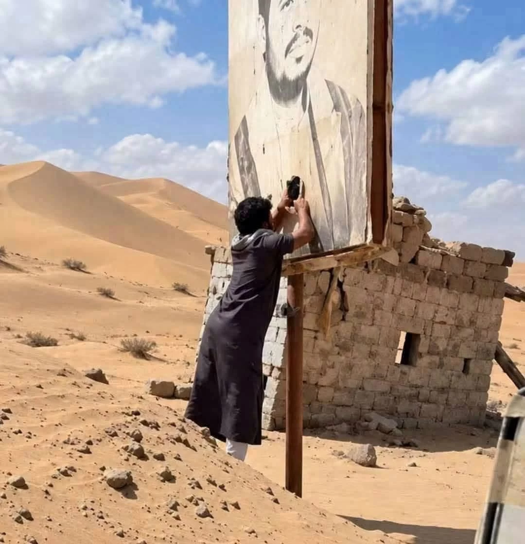
تمزيق صور عبدالملك الحوثي في الجوف اليمنية.    
