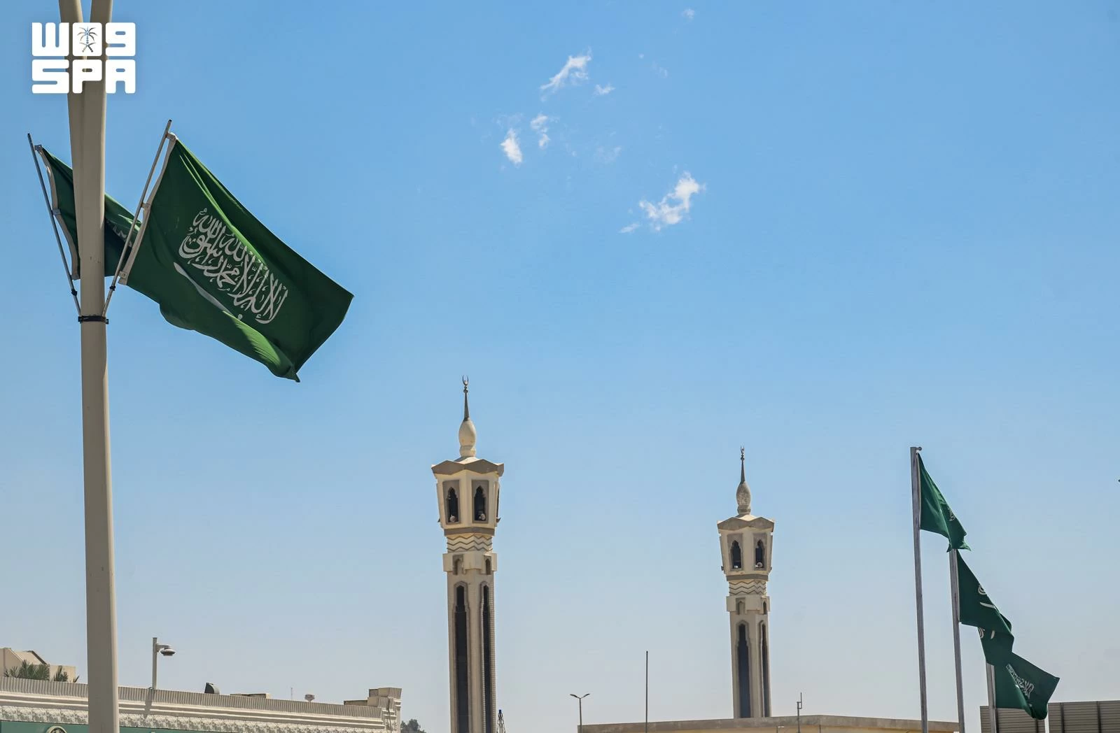 شوارع تتوشَّح بالأخضر احتفاءً باليوم الوطني السعودي. (واس).