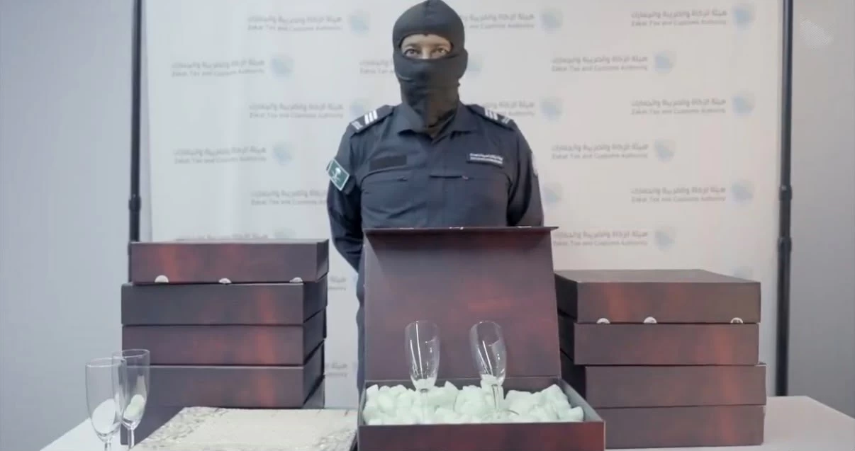 جمرك مطار الملك فهد يحبط تهريب 40 ألف حبة إمفيتامين