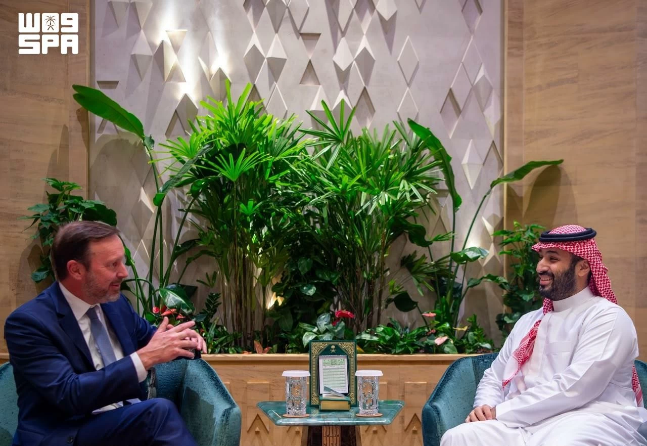 ولي العهد خلال اجتماعه مع عضو لجنتي العلاقات الخارجية والاعتمادات في مجلس الشيوخ الأمريكي. (واس).