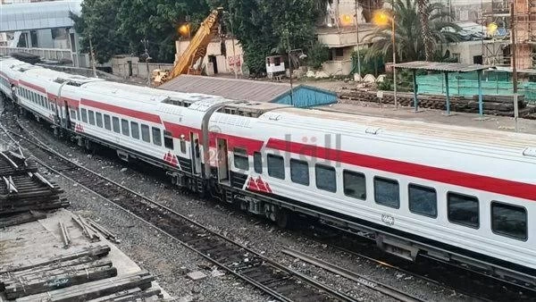 قطار يصطدم و«توك توك» يطير.. نجاة راكبين في الثواني الأخيرة