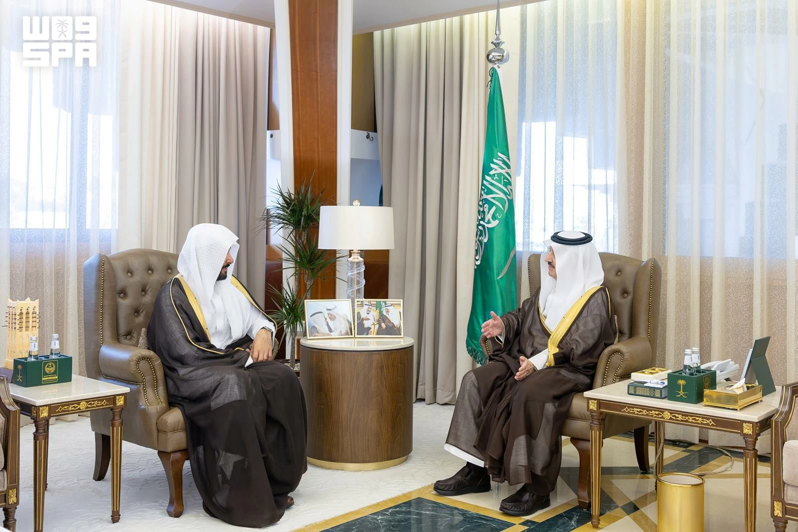 أمير المنطقة الشرقية الأمير سعود بن نايف بن عبدالعزيز، خلال استقباله وزير العدل الدكتور وليد الصمعاني. (واس).